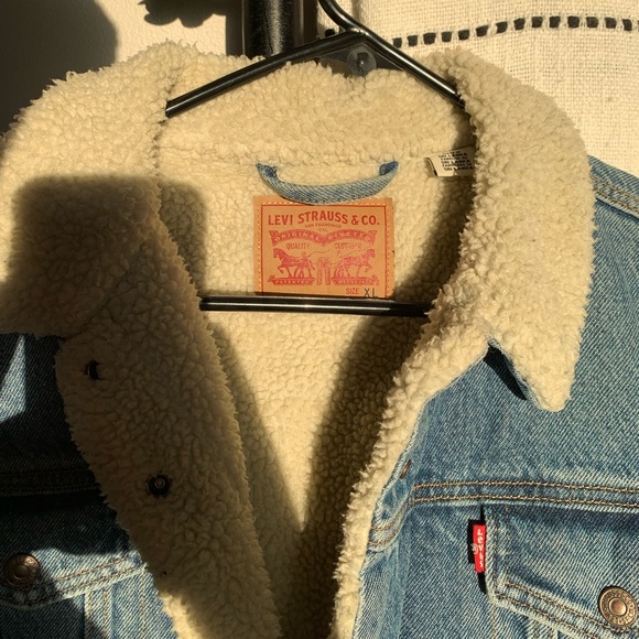 Levi’s Sherpa Lined Jean Jacket - Picture 3 of 4